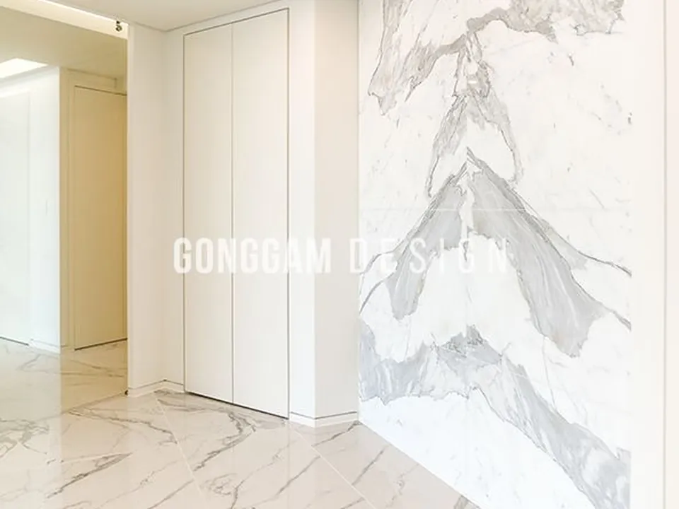 타워팰리스 50평 복도 인테리어 시공 사진 · 대리석·아트월·타일 (공감디자인)